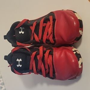 Under armor boys shoes size 3Y